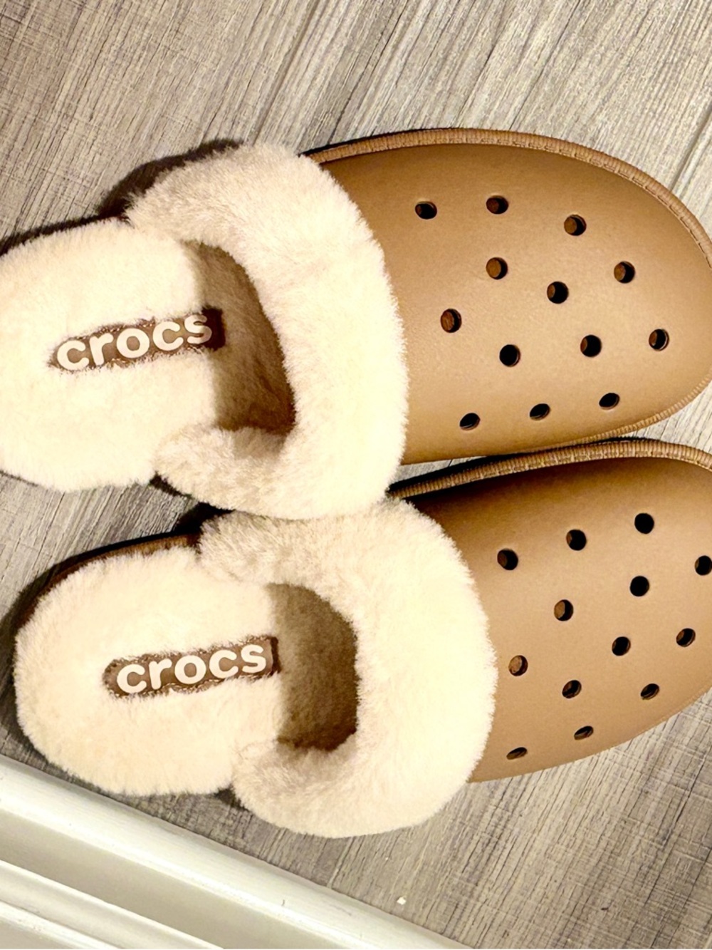 CROCS Fuzzy-Lined Clogs in Chestnut Brown with Cream Lining